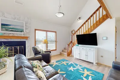 Image de Bright island home with pool, private hot tub, deck with views, Ac, & W/D