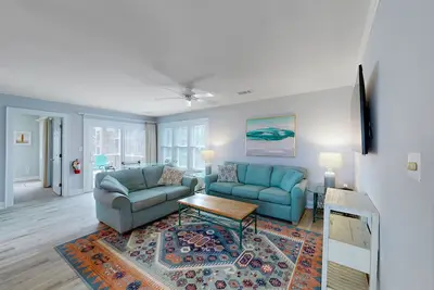 Image de Beautifully updated condo with outdoor pool, beach access, Ac & washer/dryer