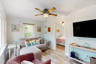 Image de Coral Cottage: Warm & inviting home with a washer/dryer, gas grill, central Ac - near the ocean