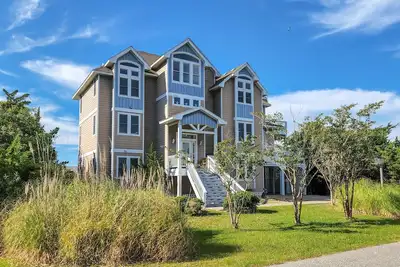 Image de Waterfront home with theatre, private pool & hot tub - dog-friendly