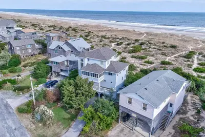 Image de Dog-Friendly Oceanfront House w/ Shared Pool, Private Hot Tub, Ac, & Free WiFi