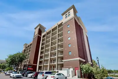 Image de Condo with balcony, walkable locale, great views of Cape Fear River