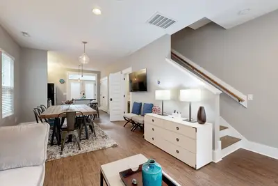 Image de Home close to downtown and local attractions of beach and golf courses