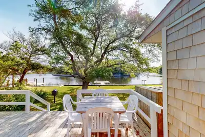 Image de Waterfront House w/ Water View, Shared Pool, Private Washer/Dryer, & Free WiFi