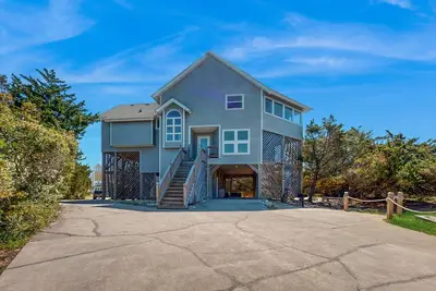 Image de Inviting ocean-view home with on-site pool, private hot tub & games, New Owner