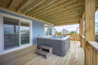 Image de Grand beach home with elevator, private hot tub, game room, & pool access