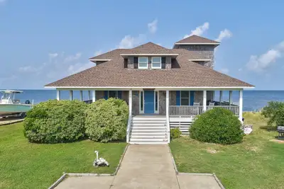 Image de Reel Living #3-Av: Dog-Friendly, Waterfront Home, Hot Tub