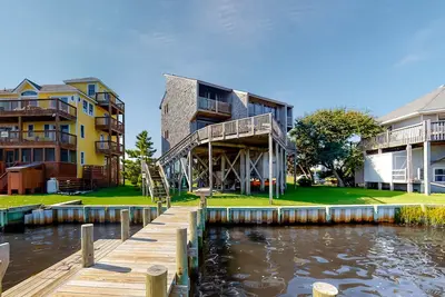 Image de Waterfront home with amazing sunrise/set views, kayaks, SUPs, dock & pool access