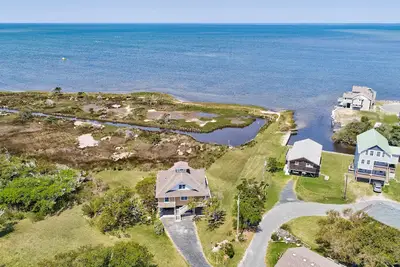 Image de Sound-front house with private washer/dryer, central Ac, and private hot tub