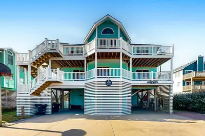 Image de Ocean-view house with pool, hot tub, game room, balcony, deck, & beach access