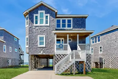 Image de Waterfront home with gorgeous Sound view, private hot tub, W/D & pool