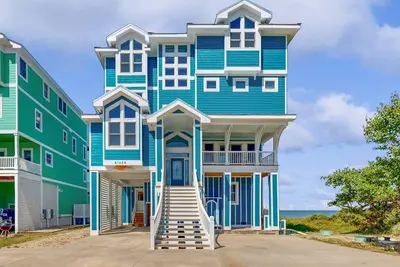 Image de Waterfront home with amazing sound view, private pool, hot tub, & game room