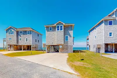 Image de Waterfront home with great Sound views, private hot tub, W/D, pool, Ac