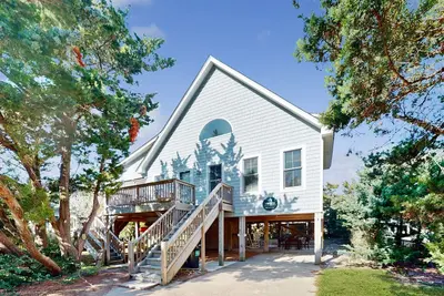 Image de 2-story beach cottage with private patio, screened balcony, Ac, & W/D