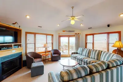 Image de Waterfront & Well-Equipped House w/Free WiFi, Private W/D, Hot Tub & Shared Pool