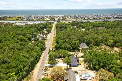 Image de Upper-level coastal home close to town with grill, screened porch, deck, & W/D