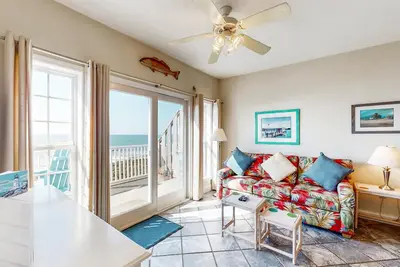 Image de Sun-kissed beachfront condo with central Ac, pool/hot tub access