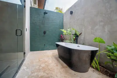 Image de Bali Style 2-bedroom with salt water Pool, deck, outdoor bathtub, yoga deck