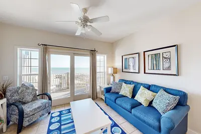 Image de Darling oceanfront condo with outdoor pool, hot tub, balcony & views