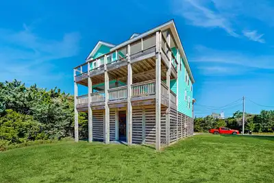 Image de Gorgeous home with three decks, private hot tub & access to Club Hatteras pool