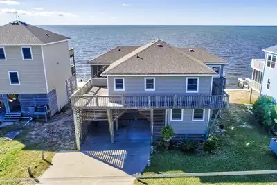 Image de Waterfront home with private hot tub, windsurf launch, amazing view, pool access