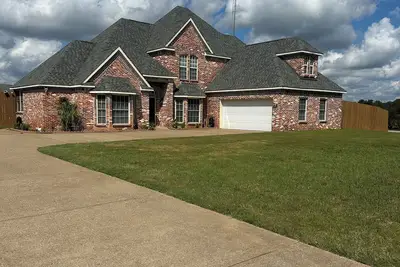 Spacious 5-bedroom estate in marvelous Athens