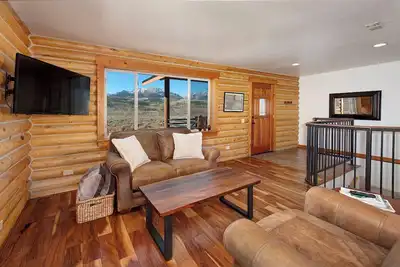 Image de 5 Bedroom Log Cabin with Beautiful Mountain Views - Nearby Resorts