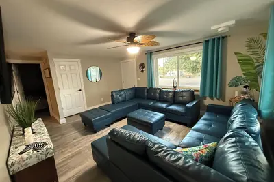 Image de Jungle Bungalow a unique 2-bedroom stay with tropical relaxing vibes throughout.