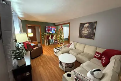 Image de Cozy Christmas Cottage • No Cleaning Fee!