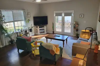 Cozy Courtyard & fenced yard - 2 blocks from Expo!