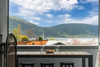 Image de Kinloch Lookout - Playground, tennis courts & Lake!