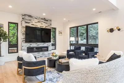 Image de Perch - Bellevue Splendor: Prime Location 5br Luxury & Comfort in Bellevue