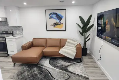 Image de Delightful and Cozy 2br stylish basement suite in South Edmonton