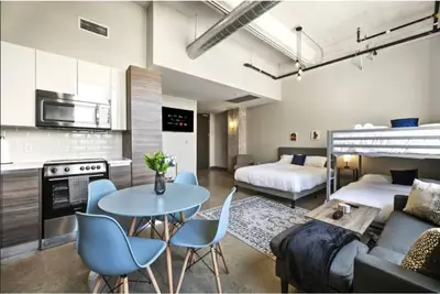 Image de Beautiful Downtown Apt | Parking, Laundry, & Pool