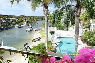 Image de St Tropez 8 - Waterfront Retreat with Rooftop Spa & Sauna