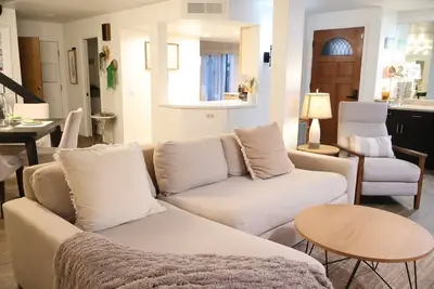 Image de Prime North County Access: Luxury Living Near the Lagoon and Beach