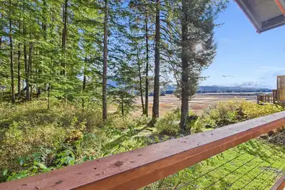 Image de Sunny Point 2br with Deck & Mountain Views