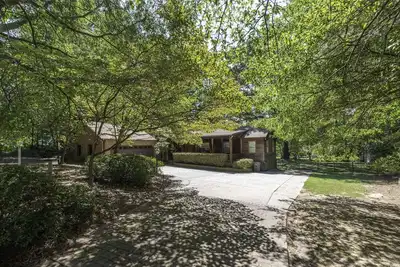 Image de Peaceful Kannapolis Lodge! Super Spacious, Fenced Yard For Pets, Near Concord Mills Mall & Speedway!