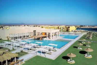 Image de Laid-Back Luxury in Bright Queen Room Near Aqua Park & Marina Excursions