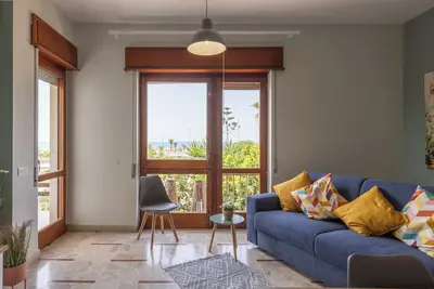 Image de House with beachfront garden 5 minutes from the Valley of the Temples.