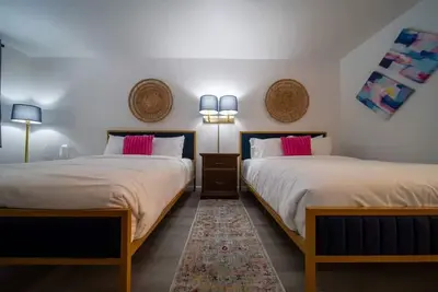 Image de Queen Suite #2 at Glory Dayz!