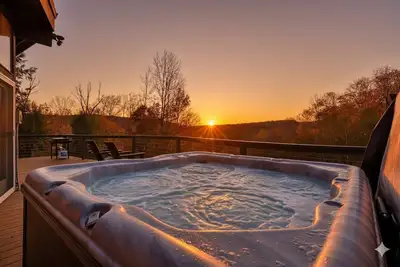 Image de RoundTop Chalet | Hot Tub, Fire Pit & Mountain Views near Killington & Okemo