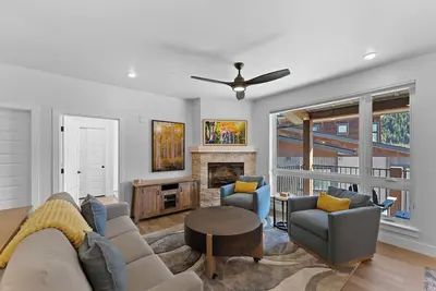 Image de Ski & Stay in Style – Condo Near Lifts w/ Pool, Hot Tubs & Fireplace