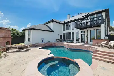 Image de 5br Lakefront Luxury | Pool, Dock & Views