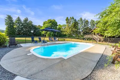 Image de Hot Tub | Pool | Near Wineries | Pet Friendly