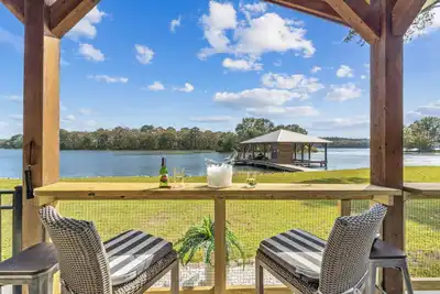Image de Lakefront Home with Boat Launch, Boat House and Screened Porch