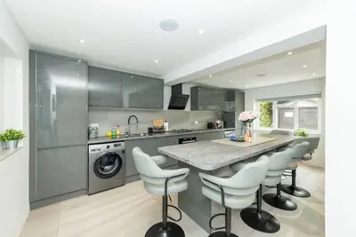 Image de Spacious Home Heated Pool(May-Sep) in Tilehurst - Pass the Keys