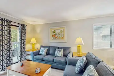 Image de 1st floor condo with  balcony, pools, tennis & close to beach