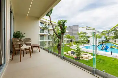 Image de Bright condo with serene balcony, lush pool & all the comforts of home