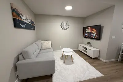 Image de Cozy Basement Suite in Mahogany